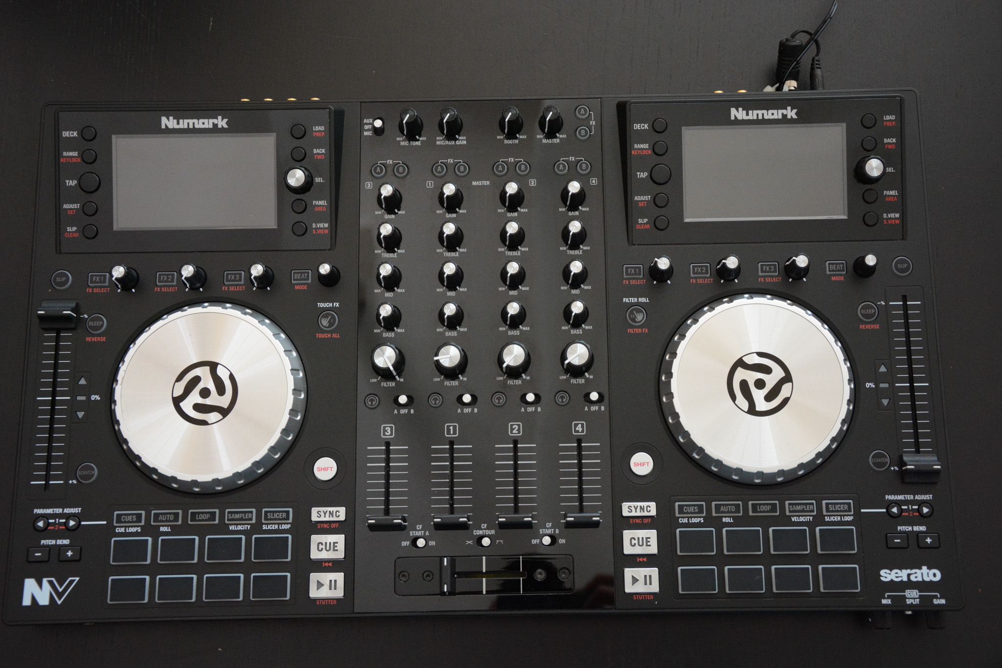 Contrôleur DJ Numark NV avec écrans intégrés