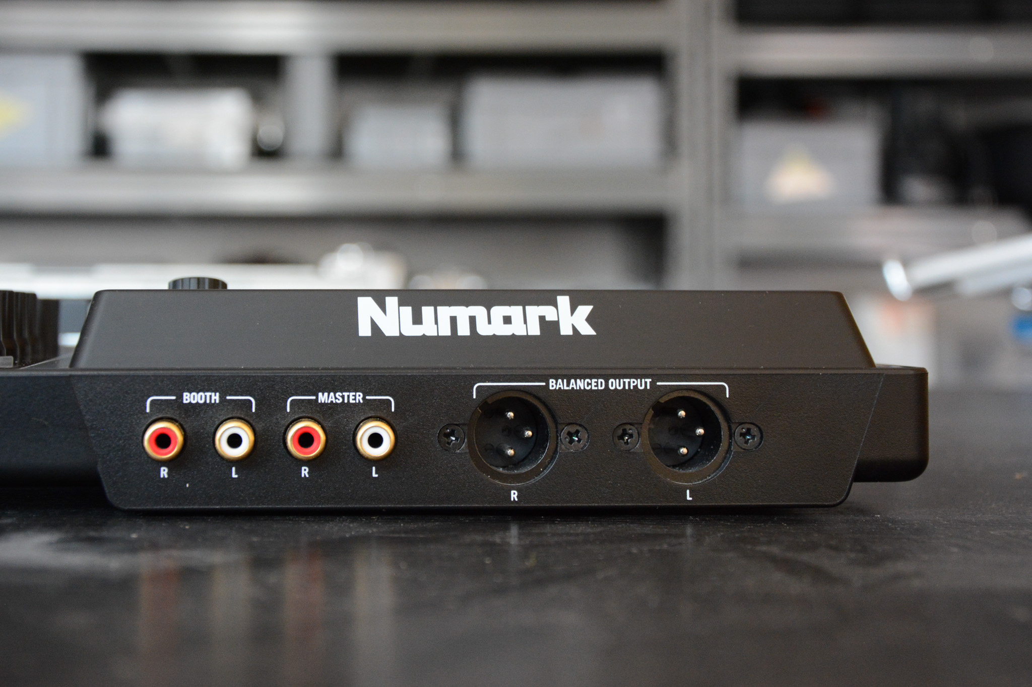 Contrôleur DJ Numark NV avec écrans intégrés – Image 2